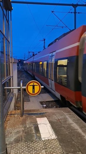 BR 2442 (mit Lichthupe!) fährt aus Mittenwald ab. #mittenwald #talent2 #trainspotting #lichti