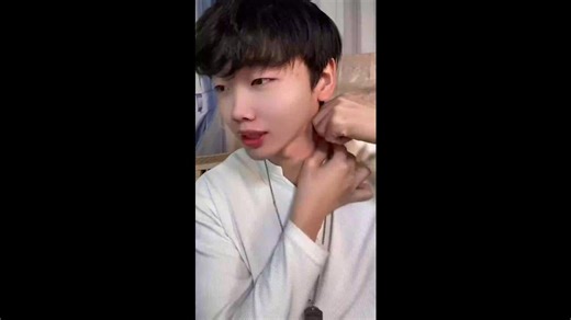 Chinese man shows his incredibly elastic face skin