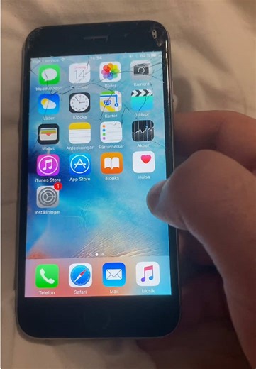 POV: using iPhone 6s on iOS 9 in 2026