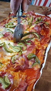 Raviolis heiß kriegen ohne Kochtopf?! Hier kommt der ultimative Trick! Kochtopverkäufer hassen diesen Trick: die Ravioli-Pizza! Das braucht ihr: - 1 Dose Ravioli - Pizzateig - Pizzasoße - geriebenen Käse - Salami - Schinken - grüne Paprika | Die Grillshow