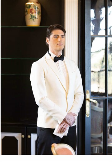 [FR] Rencontrez le Butler. Dans l’ombre, il orchestre chaque instant. Un bagage posé avant même que vous ne tendiez la main. Une serviette délicatement pliée. Une attention glissée avec grâce, sans un mot. Nos majordomes personnels incarnent l’excellence discrète : présents sans jamais s’imposer, précis dans chaque geste, invisibles… mais inoubliables. Conciergerie. Bagages. Services sur-mesure. Préparations anticipées. Ils ne font pas que vous accompagner… ils élèvent chaque moment. [EN] Meet t