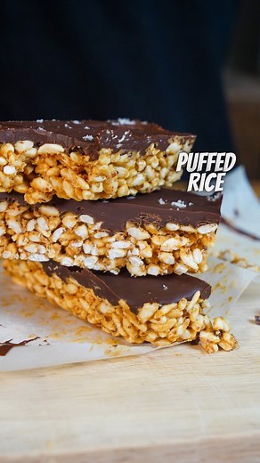 Making homemade puffed rice couldn’t be easier! 🍚 PUFFED RICE 🌾 - 1 x cup of parboiled rice - 2 x tbsp water - 1-2 x cups salt STEP BY STEP: - mix the raw rice with water - heat it up until fully dry - heat up your salt in a separate pan - add your rice which will start puffing in 5-10 seconds RICE BARS INGREDIENTS: 🍫 - 3 x cups puffed rice - 3/4 cup peanut butter - 1 x tbsp flax seeds (optional) - 1 x tbsp coconut oil - 1-2 x bars of dark chocolate (100-200g) STEP BY STEP: - combine all your