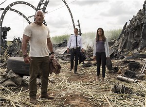 《狂暴巨兽》“绝地反击”正片片段 巨鳄一声嘶吼吓退猛士强森？