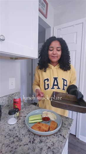 the fish sticks did indeed taste exactly how i wanted them too. 10/10 recommend cherry citrus popwell. #lunchsnackplate #lunchideas #snackplate