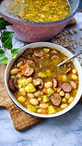 Zupa fasolowa, która smakuje jak wspomnienie z dzieciństwa Są takie dni, kiedy chcesz tylko jednego… ciepłego, treściwego obiadu, który otuli Cię od środka ❤️ Ta zupa fasolowa to dokładnie ten smak — prosty, domowy i absolutnie niezawodny. To mój sprawdzony przepis na rozgrzewający obiad dla całej rodziny, idealny na chłodniejsze dni. Pachnie majerankiem, wędzonką i spokojem… takim prawdziwym, domowym. ☑️ Składniki: 🔹400 g fasoli Jaś 🔹250 g kiełbasy 🔹1 cebula 🔹3–4 ząbki czosnku 🔹3 liście la