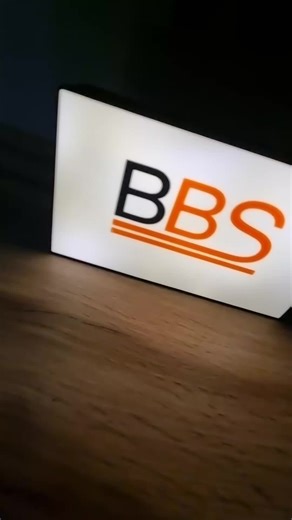 💡 Personalizowana lampka LED z logo BBS – firma budowlana 💡 Czysta forma, czytelne logo i subtelne światło ✨ Ta spersonalizowana lampka LED wykonana w technologii druku 3D powstała dla BBS – firmy budowlanej, jako estetyczny element identyfikacji marki. ✔️ zasilana na baterie ✔️ wykonana na drukarce 3D ✔️ minimalistyczny, nowoczesny projekt ✔️ idealna do biura, recepcji, kontenera budowy lub showroomu To funkcjonalna dekoracja, która podkreśla profesjonalizm i wzmacnia wizerunek firmy 💡 Świet