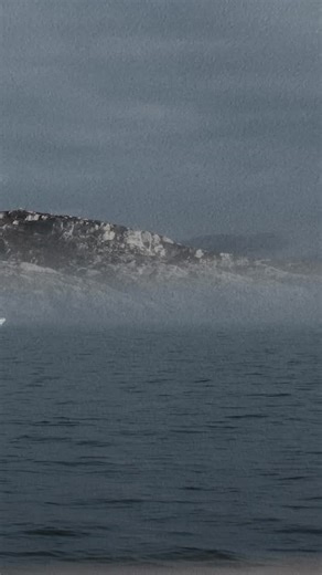 Cicada樂團 on Instagram: "〈凝視白色的邊界〉MV發布 #曲目介紹 專輯同名曲〈凝視白色的邊界〉描繪的是初訪格陵蘭的過程。當小飛機飛往伊盧利薩特時，海面上充滿大大小小的浮冰，美得令人捨不得眨眼，因此這首曲子是從旅程的雀躍開啟的。 我們在這首曲子中，以小提琴琶音的速度象徵氣候變遷；鋼琴的B這個音則是冰，從點狀的單音走向蔓延整片海域的delay效果。 這次專輯中的曲目都來自不同的長途旅行。在每一個有感覺的時刻，我們都以十秒左右的畫面記錄，成為創作時的靈感來源，也一起將這些美麗的景色分享給大家。 #2025年10月30日新專輯數位發行 𝑮𝒂𝒛𝒊𝒏𝒈 𝒕𝒉𝒆 𝑺𝒉𝒂𝒅𝒆𝒔 𝒐𝒇 𝑾𝒉𝒊𝒕𝒆 𝙈𝙪&