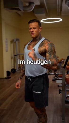 Jan Saffe - Coach on Instagram: "❌ „Über 30 Sätze im Training?! Das ist doch viel zu viel Volumen!“ Nein. Ist es nicht. Und genau das verstehen die meisten falsch. 👉 Ich habe heute über 30 Sätze gemacht – und trotzdem KEIN hohes Volumen trainiert. Warum? Weil ich die Aufwärmsätze mitgezählt habe. Und genau das ist der Denkfehler. ✅ Wenn du nur die Arbeitssätze zählst, also die Sätze: • nah am Muskelversagen • mit echtem Stimulus • mit relevanter Ermüdung …dann sind es nicht mal die Hälfte der g