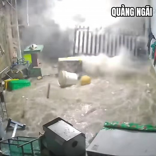 12M views · 8.5K reactions | Sóng biển kinh hoàng phá tan bờ tường tràn vào nhà dân tối qua tại Quảng Ngãi... Thương lắm miền Trung ơi! Video: Thư Phan | Hà Huy Khánh Channel | Facebook