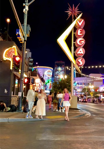 The buzz on Fremont Street is absolutely electric! ❤️😍 #LasVegas #visitlasvegas #nevada #lasvegasstrip #fremontstreetexperience