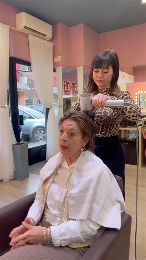 Yulia Reutova | 🚨 POV: Mi clienta cuando entra y me dice… “Yulia, tengo prisa” 😅⏰ Y yo pensando… ¿Te hago color, corte, tratamiento… o saco la SOPLADORA... | Instagram