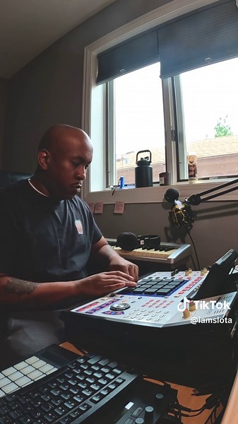 I made a video showing how i utilize @splice w/ my MPC 4000. My set up is MPC4000 (w/ 8 Outs via Adat/FiberOptic), Digi 03, Ableton as the daw & gaming PC. I’m thinking of releasing more content like this so if you have questions pls shoot em my way. ✌🏿s/o to @3ftnp Also sound collection available via link in bio. #splice #collections #playlists #sounds #producer #producertok #samples #production #splicepartners #musicproduction