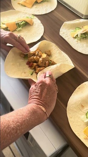 How to Fold a Fajita Wrap Like a Pro.Easy Step-by-Step Guide for Perfect Tortilla Folding Techniques