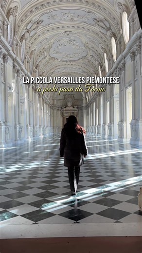 A pochi passi da TORINO c’è la ✨Piccola Versailles piemontese 🏰 La 📍 Reggia di VENARIA è un viaggio tra sale maestose, giardini infiniti, storiche scuderie e una storia che parte dal Seicento e arriva fino a noi. La Galleria Grande ti lascerà senza fiato per la sua maestosità, per i fasci di luce generati dalle 44 ampie finestrature e per la sua armonia ✨ (con un’altezza al centro volta di circa 15 metri, una lunghezza di circa 80 metri ed una larghezza di 12 metri). Mentre in primavera nei gi