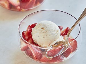 Grand Marnier Strawberry Sundaes