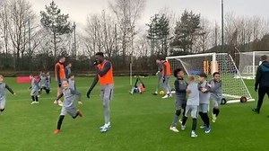 Wholesome Content Alert 🚨 🐺 Wolves 1st team faces academy U8s in friendly. 🧡🙂🧡 🎥: @wolves | Men In Blazers
