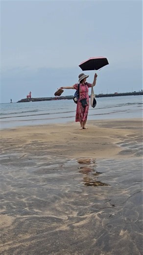 Barefoot just 10 minutes after arriving at Jeju Airport🤣 A middle-aged princess having a blast in...
