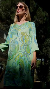 Dein neuer Sommerfavorit 💚⁠ Dieses Tunikakleid mit farbenfrohem Paisley-Muster ist die perfekte Wahl für sonnige Tage. Luftig, stilvoll und voller Sommer-Feeling. #bettybarclay #paisleydress #summerlook | Betty Barclay