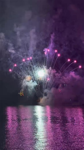 Cap de fin pour le Carnaval de Nice ! Chars illuminés, troupes en folie et musique live 🎶 Le Roi s’est embrassé pour cette dernière soirée placée sous le signe de la fête ! Rendez-vous l’année prochaine pour une nouvelle édition du Carnaval de Nice « Vive l’Amour » ❤️ _____ The Nice Carnival has come to an end! Illuminated floats, crazy troupes, and live music 🎶 The King kissed for this final evening of celebration! See you next year for a new edition of the Nice Carnival, “Long live Love” ❤️ 