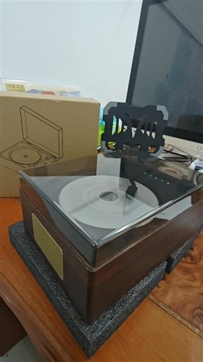 Ilogic Chuanx on Instagram: "📀 复古木质 CD 播放器~RM91.00 怀旧的声音 🥰👍🥰真正好听 家里还有收集CD的朋友们~ 拿出来~放进CD机里~请坐下来~慢慢听~ 这台 CD 播放器~是我实物到手试过的~ 一句话~音质好、操作顺、摆着也好看 🎶 声音~是它最让我惊喜的地方 ✔ 双喇叭 5W + 5W🥳 ✔ 榉木木质箱体~自然共鸣🥰 ✔ 声音温润、不刺耳，久听不累 不是手机那种“响而已”😁 而是会让你一首接一首听下去的声质~ 🪵 外型是复古~用起来却很现代~ 👉翻盖透明防尘盖~仪式感满满😍 👍木纹箱体~放在客厅、房间、书桌都好看 操作简单~长辈~小孩都能马上上手~ 📌 而且不只播 CD ✅ 蓝牙播放（手机直接连） ✅ U 盘播放 ✅ AUX 音频输入 ✅ 耳机输出 ✅ 附遥控器，操作更方便 一台~就能让家里飘着愉悦的声音~ 👨‍👩‍👧‍👦 特别适合这些人 家里有 CD 收藏、舍不得的情怀~ 想给孩子一个「真正听音乐」体验的家庭 不想再被手机和串流绑着听歌的人 想要一台好听、好看、用得久的播放器吗？ ❤️ 我的一句真心话