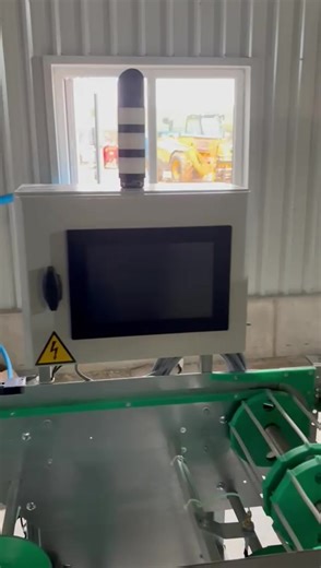 Walk with us through a full Prinzen egg handling setup 👟 From cracked egg detection to palletising — see how this line keeps things smooth, clean and efficient on farm: 🥚 Meggsius Detect: spots leaks fast! 🔍 Meggsius Select: automatically separates seconds for consistent quality. ⚙️ Prinzen 100: reliable, gentle packing that saves time. 📦 PS4 Traystacker – stacks trays safely, no heavy lifting needed. 💪 Palletiser 110: handles full stacks in seconds, keeping the flow moving. Smart, simple, 