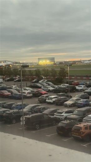Touchdown in London ✨ United Airlines Boeing 777 glides into Heathrow — nothing beats that landing view!  #UnitedAirlines #Boeing777 #Heathrow #London #AviationLovers #PlaneSpotting #AvGeek #TravelGoals #AviationDaily #AirplanePorn #InstaTravel #AviationPhotography #JetEngines #TravelReel | Martin-Kerry Aviation | Facebook