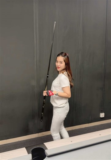 Ladies Billiard Skills: Stunning Gameplay Highlights