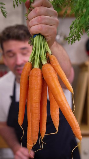 Glasierte Möhren 🥕🧈 Sind einfach nur dankbar und fertig in 10 Minuten. Mit diesem Rezept: 500g Karotten (keine Speisemöhren) 4 Flocken Butter 1 Zwiebel fein gewürfelt Ca. 50-80ml Orangen oder Karottensaft Pfeffer Salz Zucker Opt. Knoblauch und Ingwer mit dazu Petersilie zum garnieren oder wenn ihr Fancy sein wollt an Weihnachten röstet ihr paar Nüsse, Pistazien bspw. und wälzt die Möhren darin. #rezepte #beilage #karotte #weihnachten