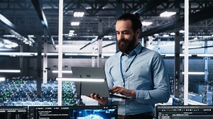 Technicien de datacenter utilisant un ordinateur : vidéo de stock (100 % libre de droit) 3847974131 | Shutterstock