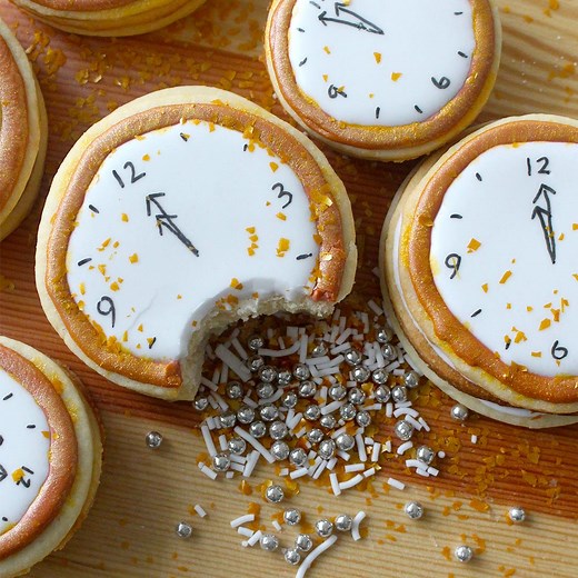 Countdown to 2017 with these New Year's Clock Confetti Cookies! Save this recipe: https://taste.md/2iMVUsZ | Sugar Fix