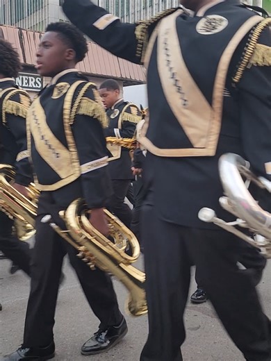 #mardigras2026💜💛💚 #parade #marchingband #neworleans #paradenight