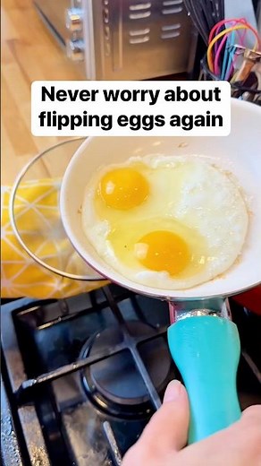 Easy trick to flip eggs without breaking the yokes 🍳 #eggs #breakfastideas #cookingtips