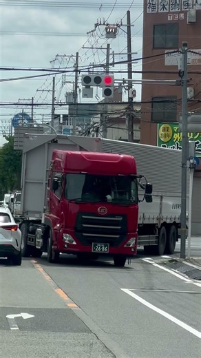 これは今から大型トレーラーを取得する人間にはいい勉強材料やなあ😆素晴らしい運転技術やなあ😆最高#トラック #automobile