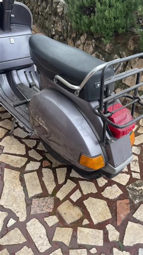 Vespa P200, 1978. Godine su ostavile trag, ali duša je ostala ista. Vrijeme je da se priča nastavi – korak po korak, vijak po vijak. Kreće restauracija. Ne da bi bila savršena. Nego da opet bude svoja. 🛵✨ #vespa #p200 #piaggio #oldtimer #bitcekonova
