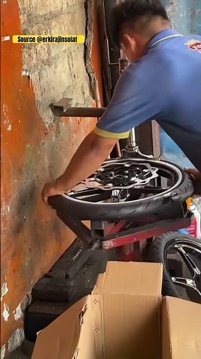 Wheel rim protector when installing motorcycle tires #tutorial #mechanic #viralvideo #viral #fyp