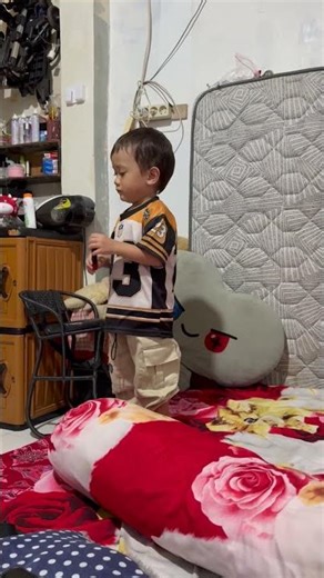 Guys playing with lipstick😩😂