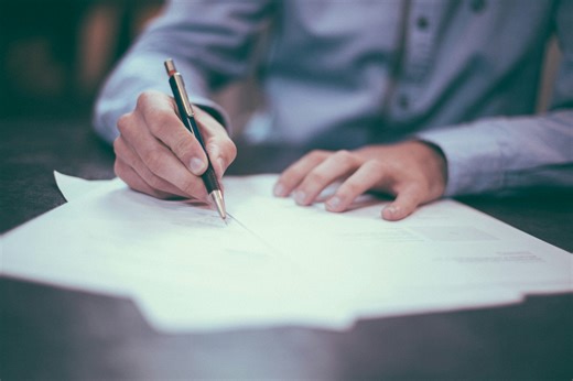 Quelle différence : commande publique vs marché public ?
