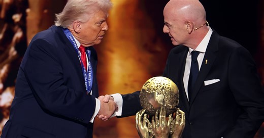 Präsident Donald Trump bekommt im Rahmen der Gruppen-Auslosung für die WM 2026 ersten FIFA-Friedenspreis überreicht