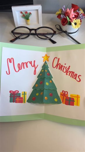 Lola ☆ on Instagram: "DIY Pop Up Christmas Tree Card Tutorial ⭐️ cute and easy Christmas gift idea It’s TIMEE to start preparing for Christmas!! #christmas #diygift #christmasdiy #christmasgiftideas #christmascard (Christmas gift idea, 3D Christmas card)"