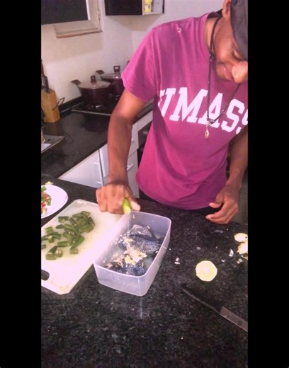 Neste vídeo explico como cozinhar molho de tomate com quiabo #comida @seguidores