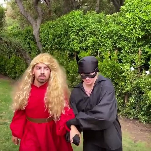 Entertainment Tonight on Instagram: "Sophie Turner, Joe Jonas, Jennifer Garner and more A-listers have teamed up for a hilarious remake of The Princess Bride! 藍 See them recreate their scenes from home during quarantine at the link in bio. (: Instagram/Vanity Fair)"