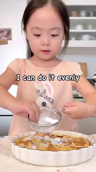 Fluffy bread pudding💕She collects bread crusts for a week to make this😂🍞All you have to do is take the toast bread crust you’ve collected over the past week, add an egg and enough milk to cover it, and once the crust has absorbed the liquid, bake it. Sprinkle powdered sugar on top🥰 This is our Sunday breakfast💕 #kimonomom #kitchenparenting #parenting #breakfastideas #kidschef #panpudding #breadpudding #bread | Kimono Mom