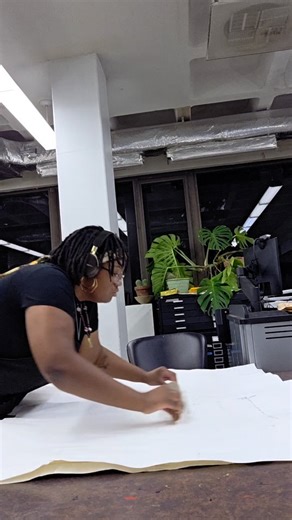 𝚊𝚜𝚒𝚔𝚘-𝚘𝚕𝚞𝚠𝚊 on Instagram: "Part 4, setting up the printing press and prepping my paper! Pretty self-explanatory, but what I will reiterate is the whole soaking my paper. If I were to print on dry paper, chances are it would tear under the high pressure of the press. So soaking it in water allows the paper to be more flexible, bending to the contours of the matrix rather than being cut by the sharp angles and edges. Final part is up next, pulling the print! 🫶🏾"