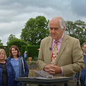 9.4M views · 82K reactions | Imagine you discover something you've kept in a drawer for 20 years is worth this much! #BBCAntiquesRoadshow.  Watch NOW on iPlayer. | BBC Antiques Roadshow | Facebook