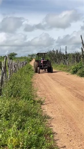 Tratores e o Proibido Andar na Rua