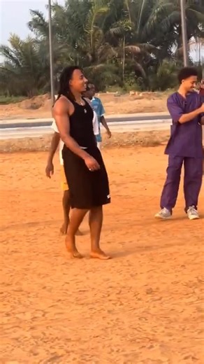 La Gazzetta dello Sport on Instagram: "Il difensore del Barcellona ha passato il Natale in Benin, paese di origine della sua famiglia, giocando a calcio in strada insieme ad alcuni ragazzi 🇧🇯❤️"