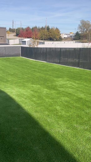 6’ tall commercial chainlink fence with privacy slats for a doggy daycare. ✅ #chainlinkfence #commercialfence #frysfence | Fry’s Fence LLC