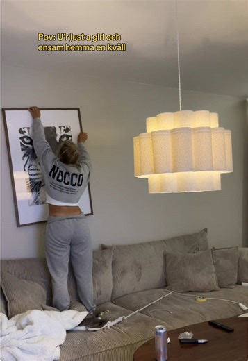 Tavlorna stått på golvet sen november 🥰🙏🏼 och lampan legat sen januari 😍🤌🏼 tar mig inte för att göra NÅGONTING när min kille är hemma? Är det bara jag som är sån??? Enda gången jag tar mig för att göra saker är när han är borta 🤞🏼 vill bara mysa annars ;/ #fyp #fördig #abcdefu #slay dressed and Fueled by @NOCCO (ad)