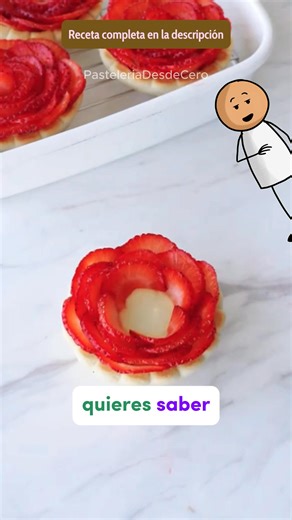 Tarta de rosas y fresas 🍓💌 — elegante, fresca y llena de sabor Una base crujiente, una crema pastelera suave y fresas frescas dispuestas como una rosa. ¡Perfecta para sorprender en cualquier ocasión especial! Ingredientes (6 mini tartas o 1 grande): Para la masa de tarta: 1 2/3 tazas de harina de trigo 1/2 taza de azúcar glas Una pizca de sal 1/2 taza de mantequilla sin sal, muy fría 1 huevo (a temperatura ambiente) Para la crema pastelera de vainilla: 2 tazas de leche (divididas) 1/2 cucharad