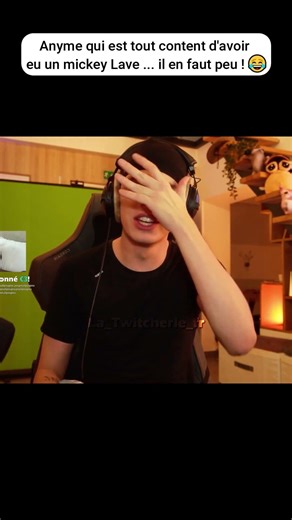 Anyme qui est tout content d'avoir eu un mickey Lave 😂